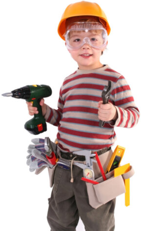 Kind mit Handwerkerutensilien